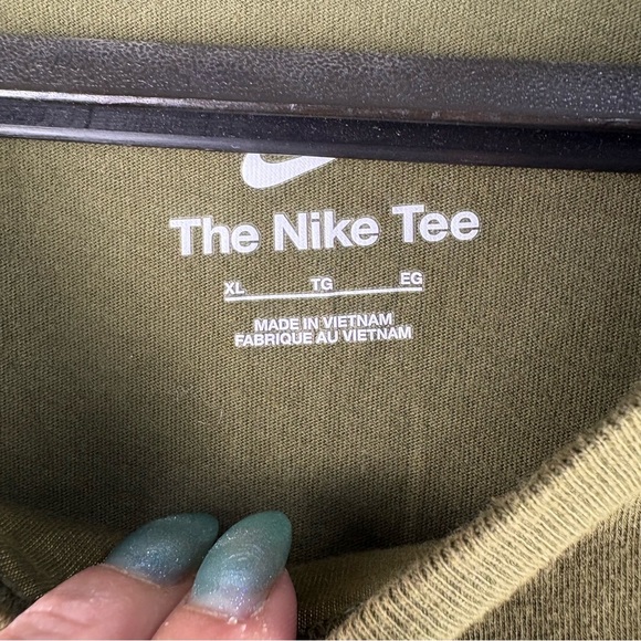 Nike Sportswear Club Tee Men's T-Shirt Green Size XL Casual Top - Picture 3 of 7